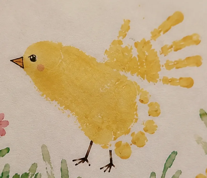 Poussin jaune cr&eacute;&eacute; &agrave; partir d&rsquo;empreintes de main et de pied